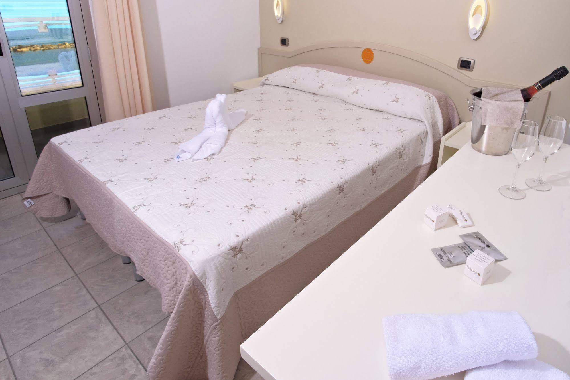 Hotel La Perla Cupra Marittima Extérieur photo